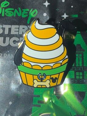 New 2026 Disneyland Wave A Hidden Mickey Pin Cupcake Mickey Pluto Dog